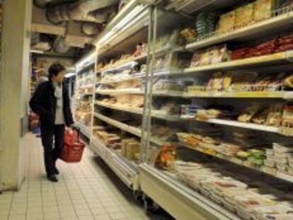 Un cliente observa las estanter&iacute;as de un supermercado. EFE/Archivo