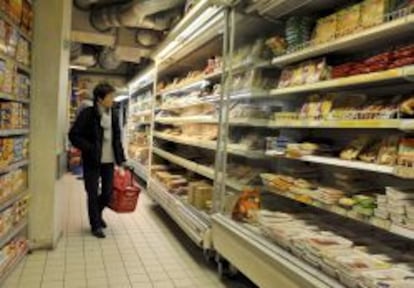 Un cliente observa las estanter&iacute;as de un supermercado. EFE/Archivo
