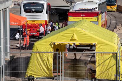 Autobuses con algunos de los 118 estudiantes que han sido confinados en un hotel de Mallorca tras el brote detectado en la isla desembarcan del ferri, este jueves en Valencia.

.



