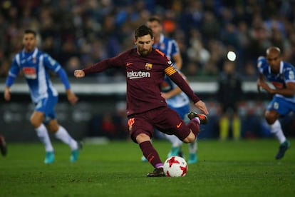 Messi lanza el penalti ante el Espanyol.