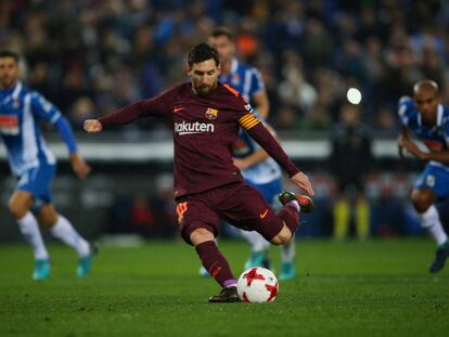 Messi lanza el penalti ante el Espanyol. 