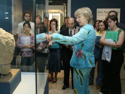 Carmen Aranegui , mostrando una exposici&oacute;n sobre los &iacute;beros en 2005.