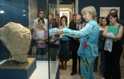 Carmen Aranegui , mostrando una exposici&oacute;n sobre los &iacute;beros en 2005.