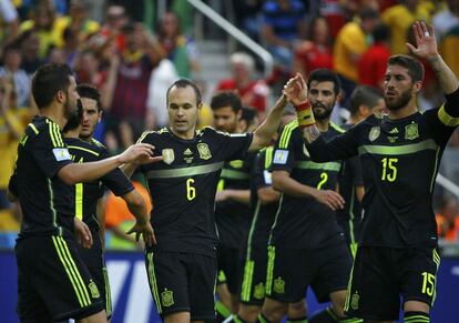 Iniesta y Sergio Ramos felicitan a David Villa por su gol. 