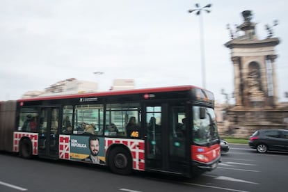 MAIOL ROGER / ALBERT GARCIA - Barcelona prefiere no mojarse en el conflicto territorial en cuanto a plazas se refiere: la de Cataluña es fea con ganas y la de España (en la imagen), más apta para colgarla en Instagram, sería bonita si no fuera una de las peores rotondas de la ciudad. Por esa vía discurre la cara de Gabriel Rufián, candidato de ERC gracias a su discurso pausado (mitinea como si recitara al oído de una conquista amorosa) y por hablar en castellano, el último grito independentista. Él espera ser como el autobús 46, que solo está en España de paso. Pero se equivoca de línea, porque el 46 no para en Cataluña, va al aeropuerto pasando por la plaza Europa. Y eso es más del argumentario unionista: sin pasar por España, es imposible llegar a Europa.