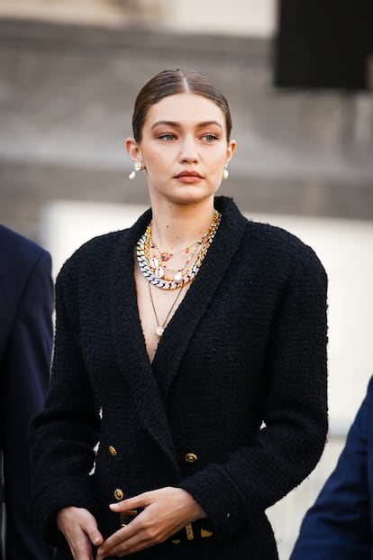 Gigi Hadid, con collares de conchas.