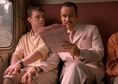 Escena de 'Eurotrip' (2004), comedia gruesa juvenil que utiliza el abuso sexual entre hombres, como en la escena de la imagen, para provocar risas.