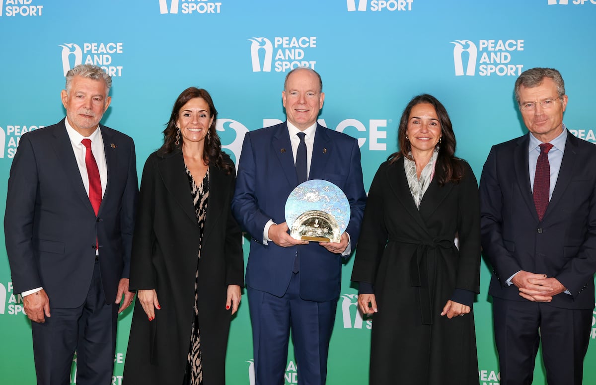 Alberto de Mónaco recibe a la mujer de Luis Enrique y reconoce a la Fundación Xana, creada tras la muerte de su hija