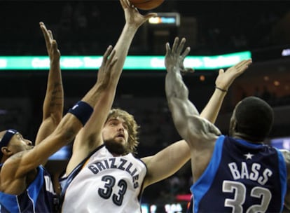 EL pívot novato español Marc Gasol lucha un balón.