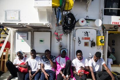 Migrantes buscan la sombra en el 'Aquarius' mientras siguen a la espera de que algún puerto les deje desembarcar, el 11 de junio de 2018.