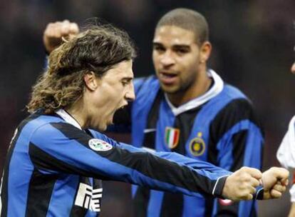 Crespo y Adriano celebran uno de los goles del Inter.