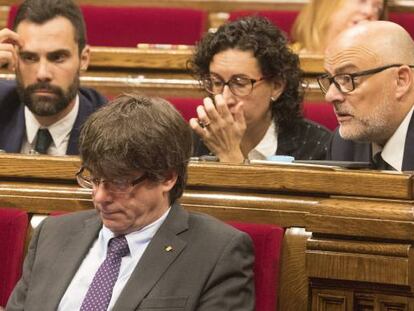 El presidente de la Generalitat, Carles Puigdemont (c), junto al vicepresidente Oriol Junqueras (i), y los diputados Roger Torrent (3d), Marta Rovira (2d) y Lluís Corominas (1d).