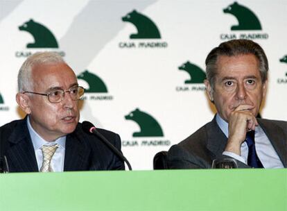 Miguel Martín, presidente de la AEB, y Miguel Blesa, presidente de Caja Madrid, hoy durante la celebración de la segunda jornada del IX Encuentro Financiero Internacional