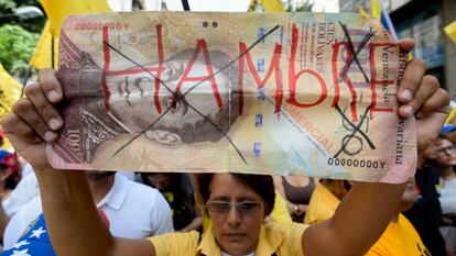 Opositores venezuelanos se queixam do desabastecimento em uma marcha em Caracas