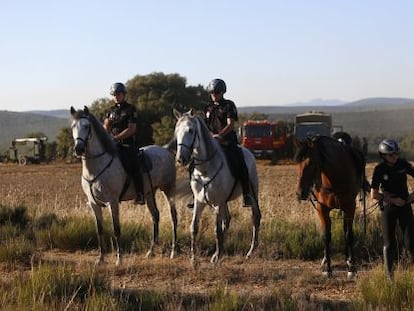 Police on horseback search for the missing US tourist near Castrillo de los Polvazares.