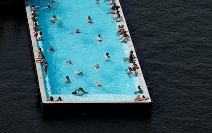 Varias personas se bañan en el 'Badeschiff' (barco-piscina), en el río Spree de Berlín, Alemania.