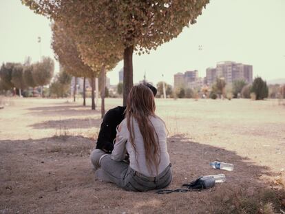 Antes, el parque acogía una base militar baazista, pero ahora es un concurrido escondite para parejas jóvenes que se encuentran detrás de la protección que ofrece la vegetación, lejos de la mirada indiscreta de los miembros de su comunidad que desaprueban su relación.