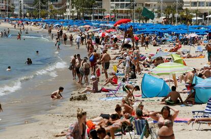 Beachgoers in Benidorm, in an image from 2019.