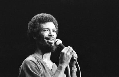 Gil Scott-Heron, durante una actuación en 1977.