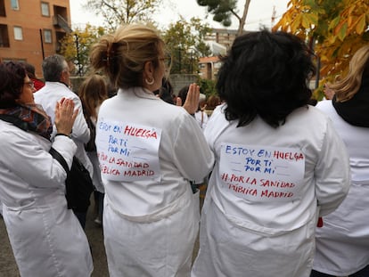 Tres sanitarias participan en una protesta por la situación de la atención primaria en Madrid.