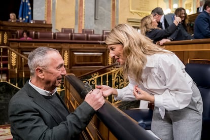 Joan Baldoví y Yolanda Díaz charlan durante la sesión plenaria del Congreso de los Diputados, el pasado 24 de enero. 