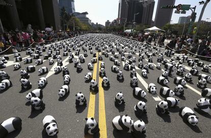 Miles de osos pandas de papel maché, creadas por el artista francés Paulo Grangeon, inundan una calle próxima al ayuntamiento de Taipei como parte de una exposición llamada "Pandas on Tour". Según los medios locales, el evento fue lanzado por el Fondo Mundial para la Naturaleza (WWF). Aproximadamente 1.600 esculturas panda fueron exhibidas en la exposición para recordar que el mismo número de pandas gigantes son los que aún viven en la naturaleza y un llamamiento a la protección de especies en peligro de extinción.