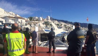El detenido junto a agentes de la Guardia Civil y la policía irlandesa durante el registro de un yate en Marbella.