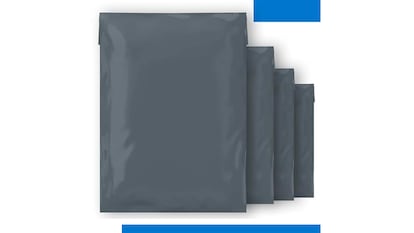 Bolsas para envíos sobre fondo blanco.