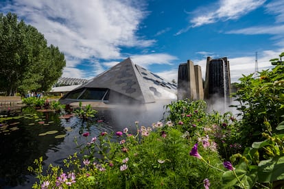 Pirámide de la Ciencia, en el Jardín Botánico de Denver (EE UU), cubierta con vidrios fotovoltaicos hexagonales de Onyx Solar.