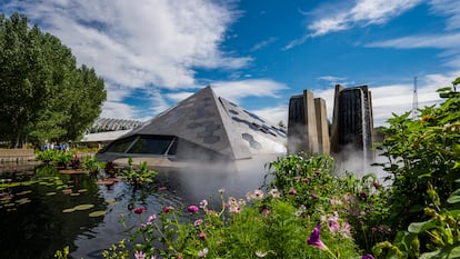 Pirámide de la Ciencia, en el Jardín Botánico de Denver (EE UU), cubierta con vidrios fotovoltaicos hexagonales de Onyx Solar.