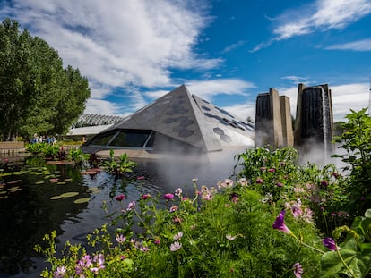 Pirámide de la Ciencia, en el Jardín Botánico de Denver (EE UU), cubierta con vidrios fotovoltaicos hexagonales de Onyx Solar.