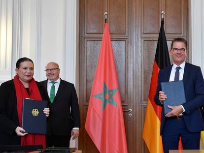 El ministro alemán de Cooperación Económica y Desarrollo, Gerd Müller, y la embajadora de Marruecos ante Alemania, Zohour Alaoui, en junio de 2020 en Berlín.
