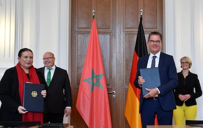 El ministro alemán de Cooperación Económica y Desarrollo, Gerd Müller, y la embajadora de Marruecos ante Alemania, Zohour Alaoui, en junio de 2020 en Berlín.