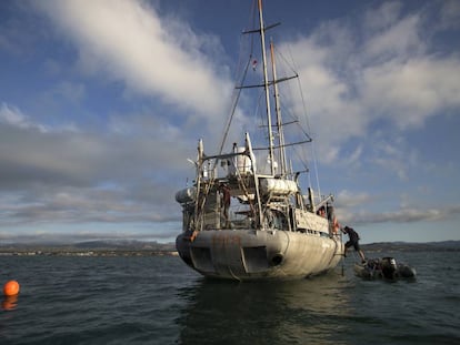 El veler 'Tara', on es fa la investigació, al davant el port d'Amposta, a prop a la desembocadura del riu Ebre.