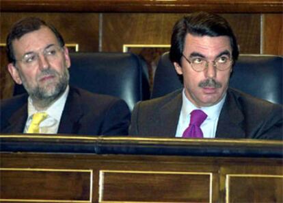 Aznar y Rajoy siguen desde sus escaños la intervención de Zapatero.