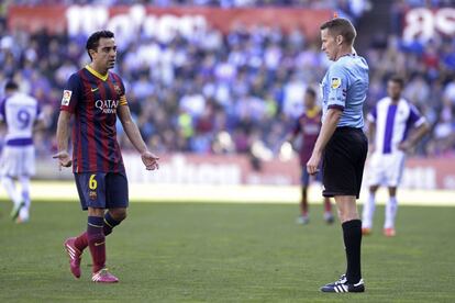 Xavi Hernández protesta una decisión al colegiado Hernández Hernández