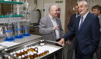 El presidente Jos&eacute; Antonio Gri&ntilde;&aacute;n visita un laboratorio en Huelva. 