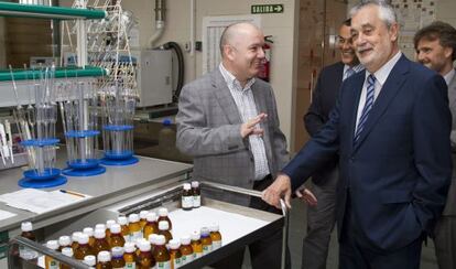 El presidente José Antonio Griñán visita un laboratorio en Huelva.