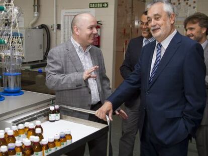 El presidente Jos&eacute; Antonio Gri&ntilde;&aacute;n visita un laboratorio en Huelva. 