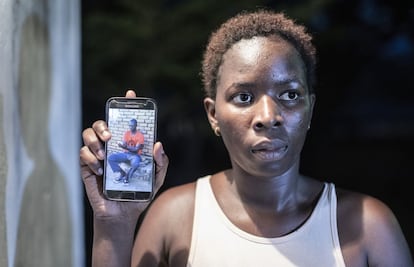 Jean Hauli muestra una foto de su padre en su teléfono móvil. Cada año se producen en Malaui casi 150 casos de violencia colectiva relacionada con la brujería. Pero el problema no es exclusivo de este pequeño país africano. Según la organización Red de Información sobre Brujería y Derechos Humanos, en la última década se han denunciado más de 20.000 episodios en más de 60 países de los que más de 5.000 fueron asesinatos.