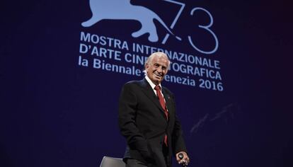 El actor Jean-Paul Belmondo mientras recibe el León de Oro en la 73ª edición del Festival de Venecia.