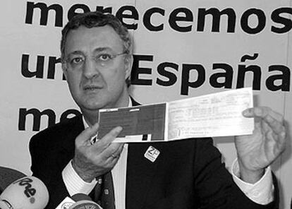 El coordinador general del programa electroal del PSOE, Jesús Caldera, que en la imagen muestra su billete de avión Madrid-Melilla-Malaga-Madrid, ha asegurado que le ha costado 566 euros, y ha calificado de "ineficaz" la actuación del PP en Melilla y ha abogado por un sistema económico y fiscal similar al de Canarias con un transporte subvencionado. También ha pedido que se declare "servicio público el transporte aéreo".