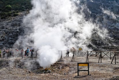 El cráter volcánico Solfatara, a las afueras de Pozzuoli, en 2009. No puede visitarse desde 2017 tras la muerte de tres turistas, pero se puede pasar en coche cerca de él.
