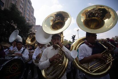 Algunos de los asistentes llevaron instrumentos a la marcha para sonorizar el recorrido del Ángel de la Independencia al Zócalo. En la imagen, simpatizantes de López Obrador tocan la tuba durante la marcha.