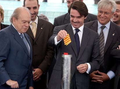 El presidente del Gobierno, José María Aznar, introduce la bandera catalana en el cilindro enterrado como símbolo del inicio de las obras de ampliación de la depuradora del Besòs, en presencia del presidente de la Generalitat, Jordi Pujol, y del alcalde de Barcelona, Joan Clos. En 2002.