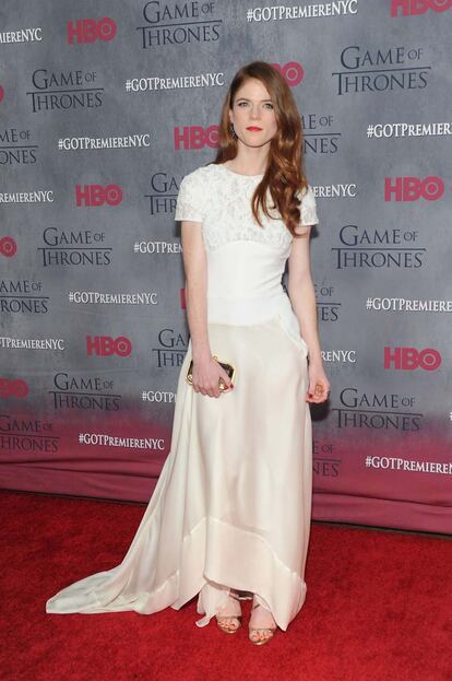 Rose Leslie optó por un vestido en color blanco de Antonio Berardi para pisar la alfombra roja del evento.