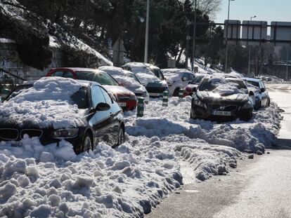 Vehículos atascados por la nieve en la M-30 de Madrid, este lunes.