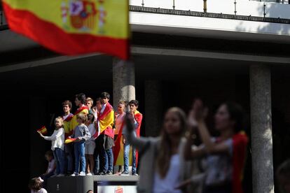 Un grupo de niños observan el desfile.