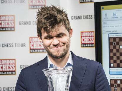 Magnus Carlsen, con el trofeo de ganador del Grand Chess Tour, este lunes en Londres