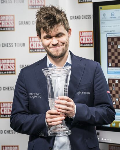 Magnus Carlsen, con el trofeo de ganador del Grand Chess Tour, este lunes en Londres